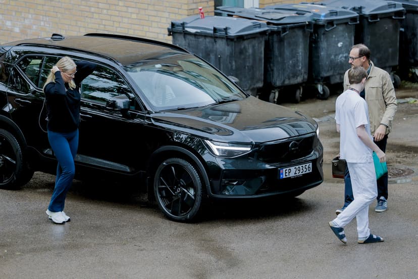Norges kronprinspar och prinsessan Ingrid Alexandra anländer till Rikshospitalet