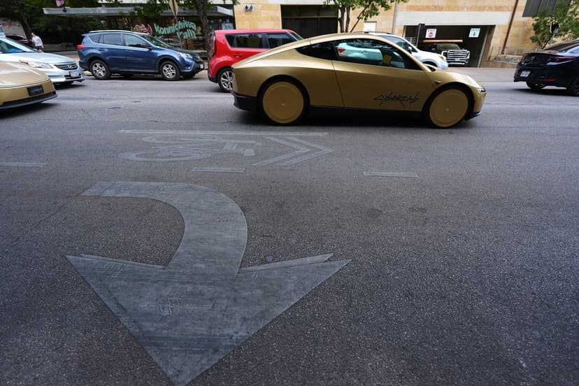 Teslataxi utan ratt och pedaler rullas ut