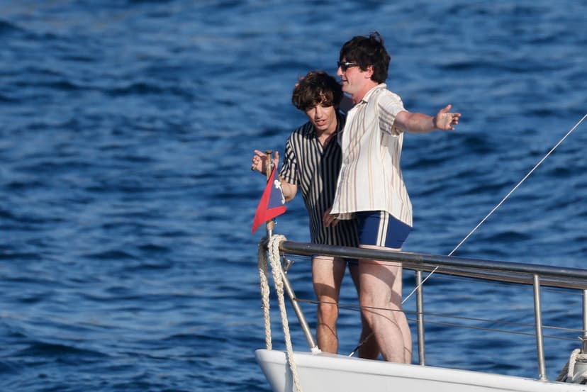 Paul Mescal och Barry Keoghan på inspelning av film om Beatles