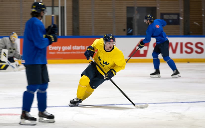 Carl Grundström har anlänt till dagens träning med Tre Kronor