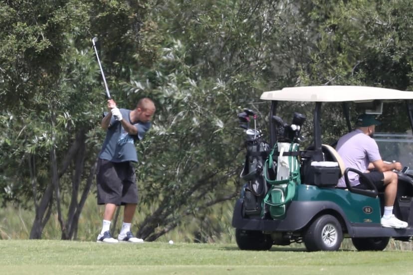 Justin Bieber spelar golf
