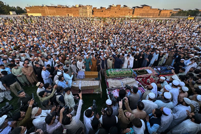 Många döda efter tak kollapsat på skola i Peshawar