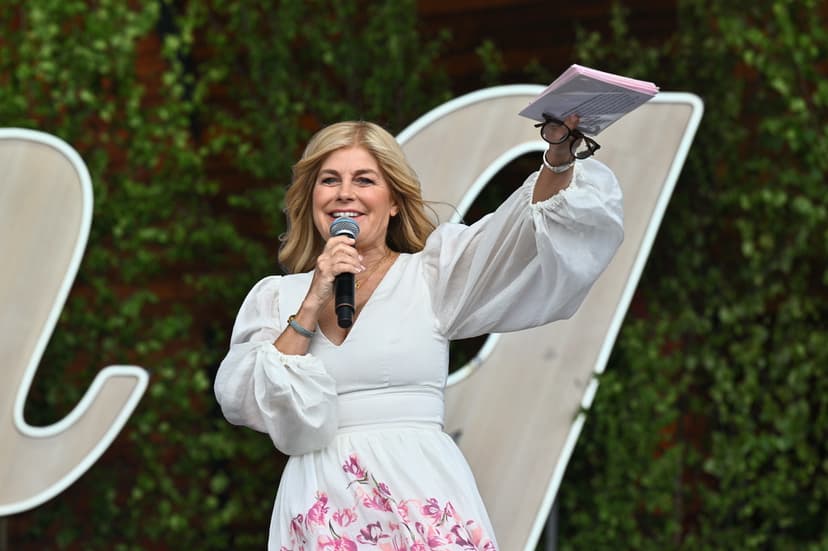 Pernilla Wahlgren presenterar artisterna till årets Allsång på Skansen