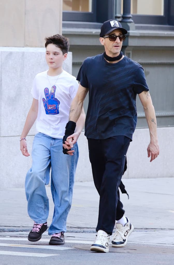 Adrien Brody ute med Georgina Chapman och Harvey Weinsteins son