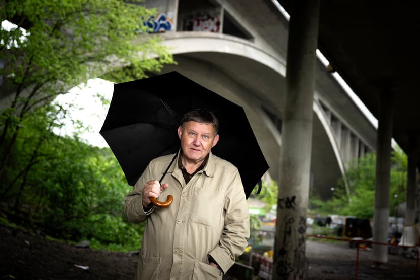 Författaren Gunnar Lindstedt med boken ”Northvoltfallet”