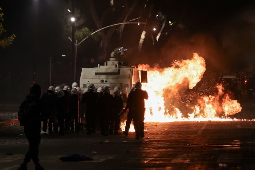 Protester i Albanien i fortsatt full styrka