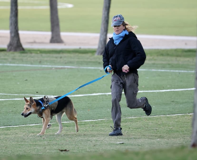 Renee Zellweger rastar hunden