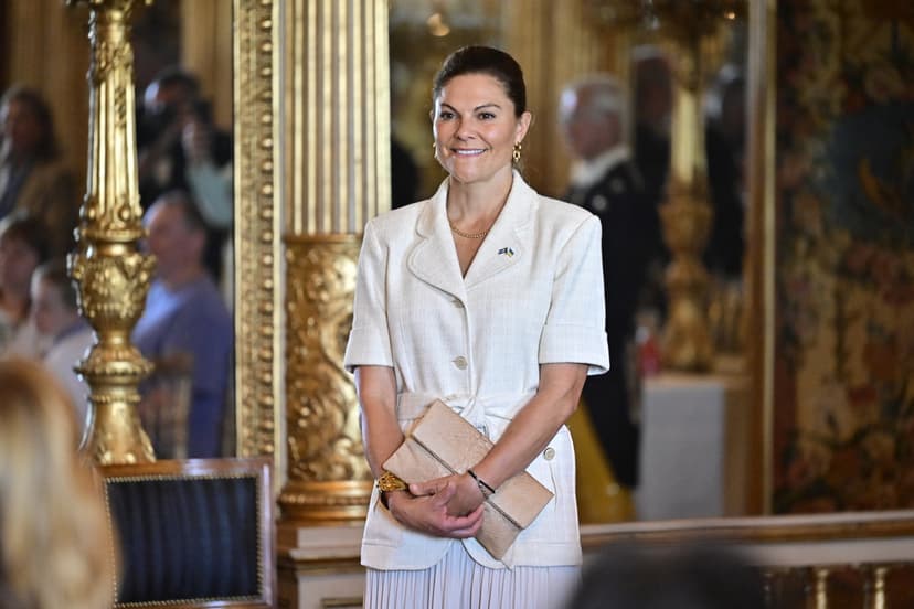 Drottning Silvia, kronprinsessan Victoria och prinsessan Madeleine tar emot en grupp krigsskadade ukrainska barn