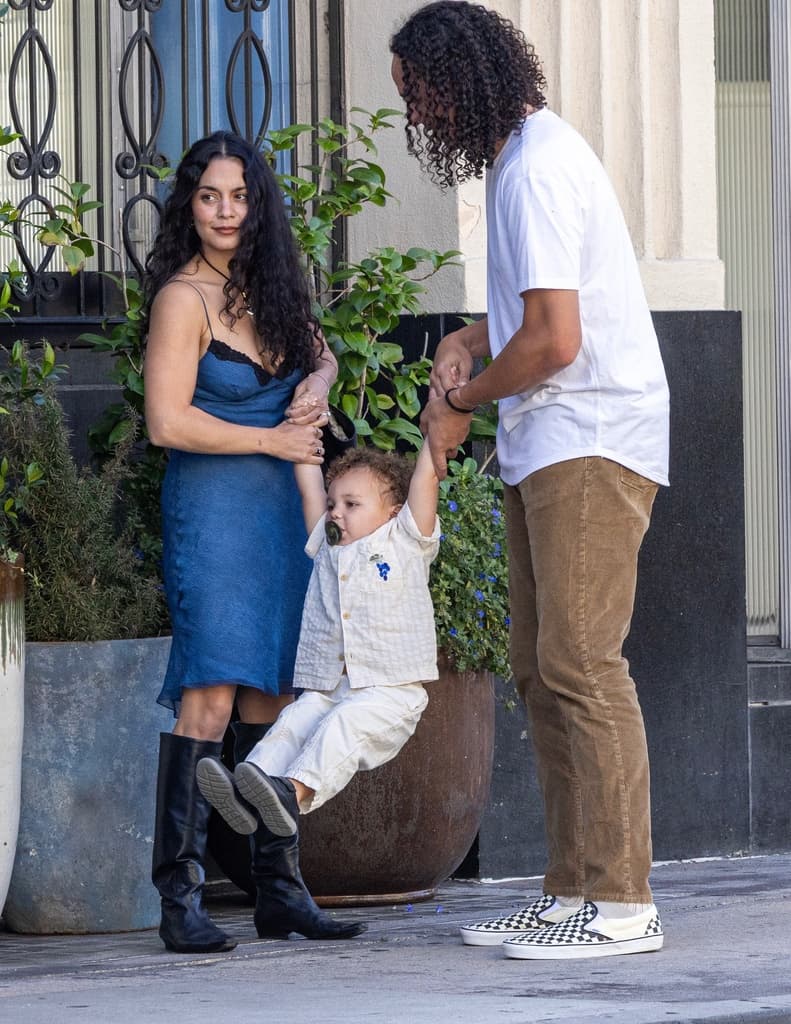Vanessa Hudgens ute med familjen