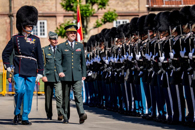 Kung Frederik delar ut Kungens Ur
