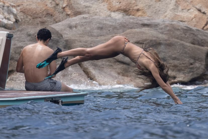 Jessica Alba och Danny Ramirez badar i Italien