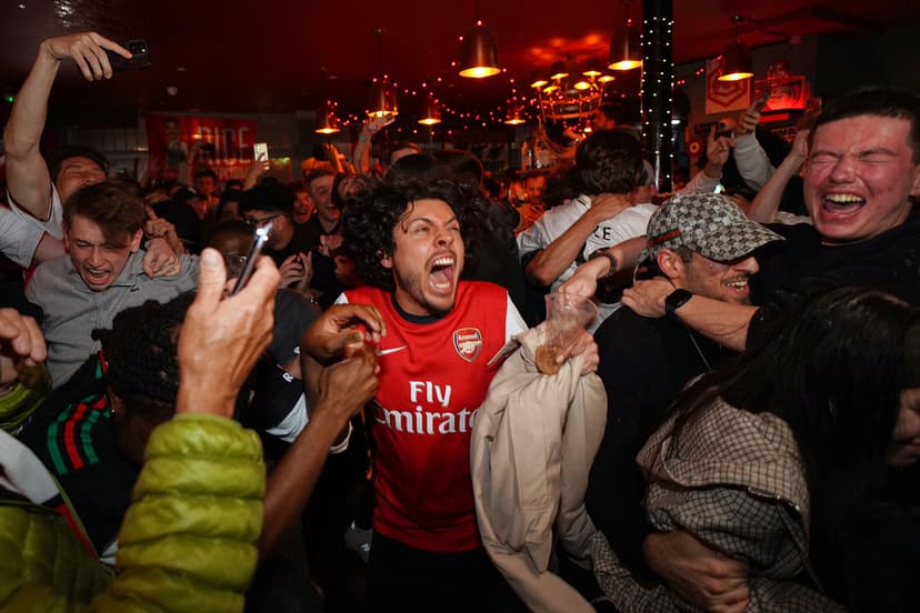 Fansen firar när Arsenal vinner ligatiteln