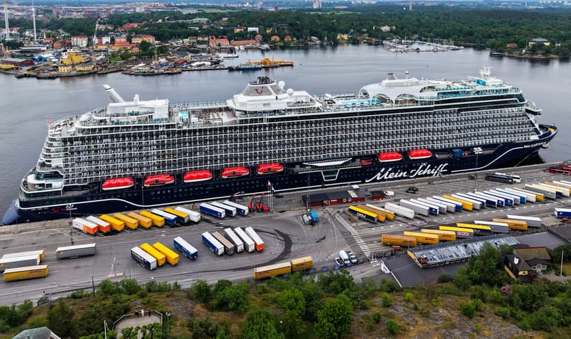 Största kryssningsfartyget som någonsin besökt Stockholm