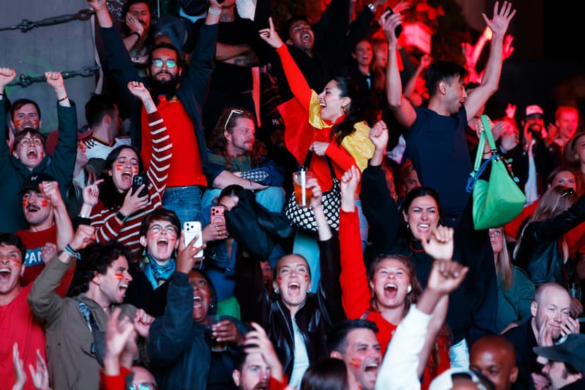 Fans följer finalen mellan Spanien och Argentina på storbildskärm i Stockholm