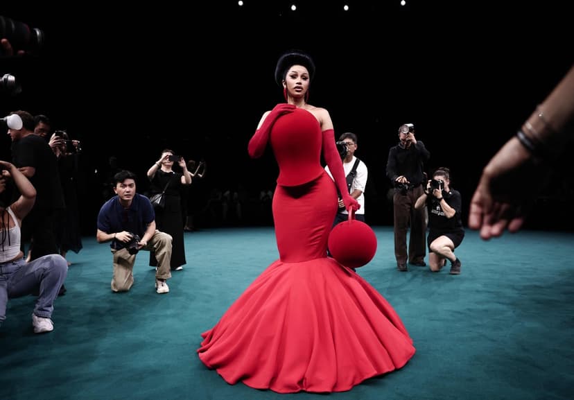 Cardi B i olika stilar på modeveckan i Paris