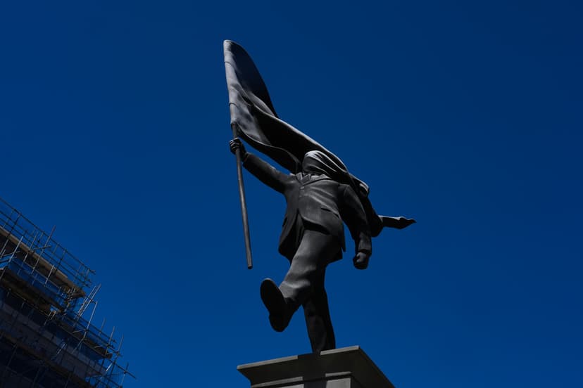 Förblindad flaggbärare tros vara av Banksy
