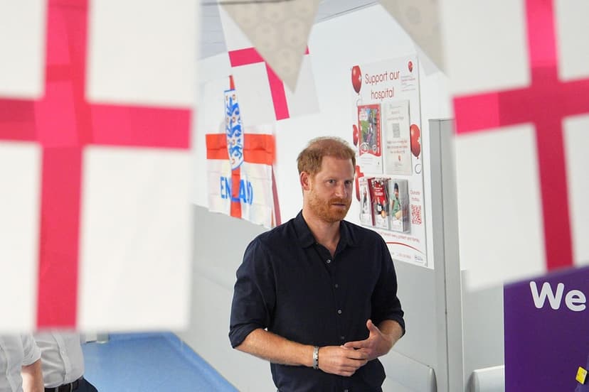 Prins Harry besöker barnsjukhus i Birmingham