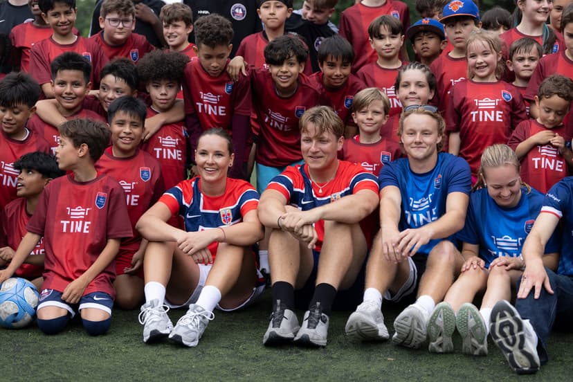 Prinsessan Ingrid Alexandra och prins Sverre Magnus besöker en fotbollsskola i Brooklyn
