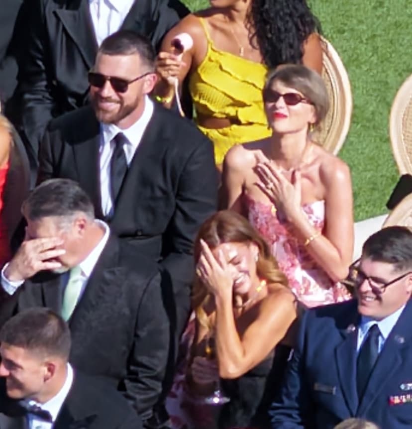 Nygifta Travis Kelce och Taylor Swift på bröllop
