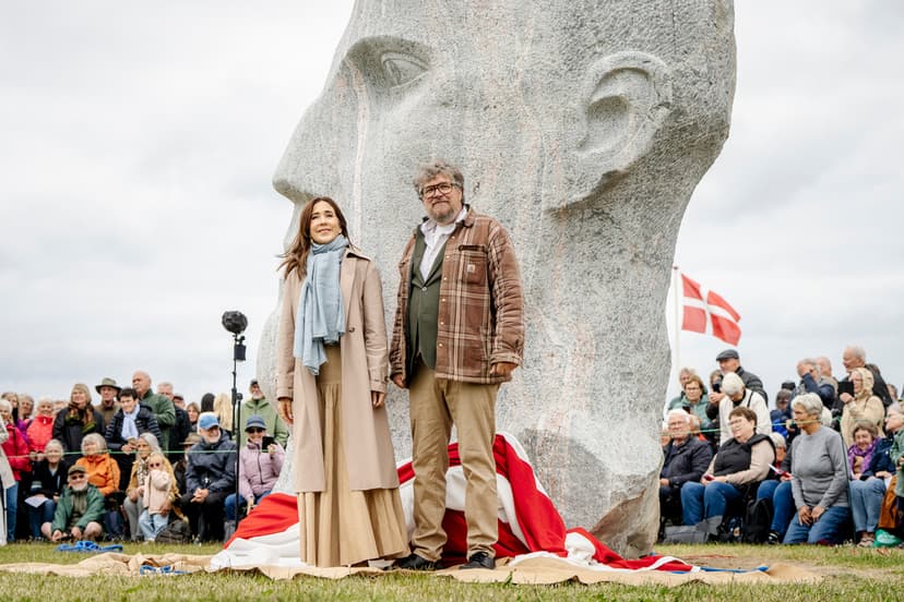 Drottning Mary avtäcker staty
