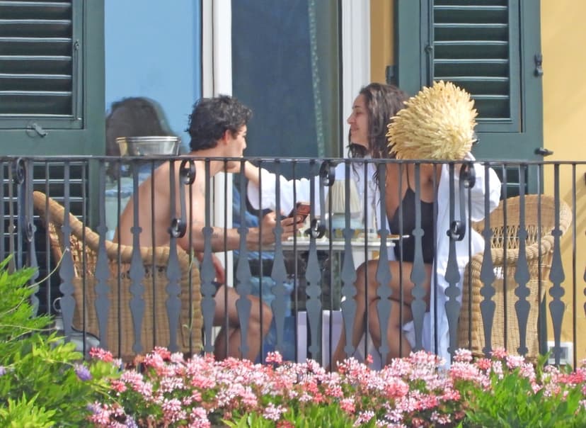 Joe Jonas och flickvännen Tatiana Gabrielle äter frukost på balkongen