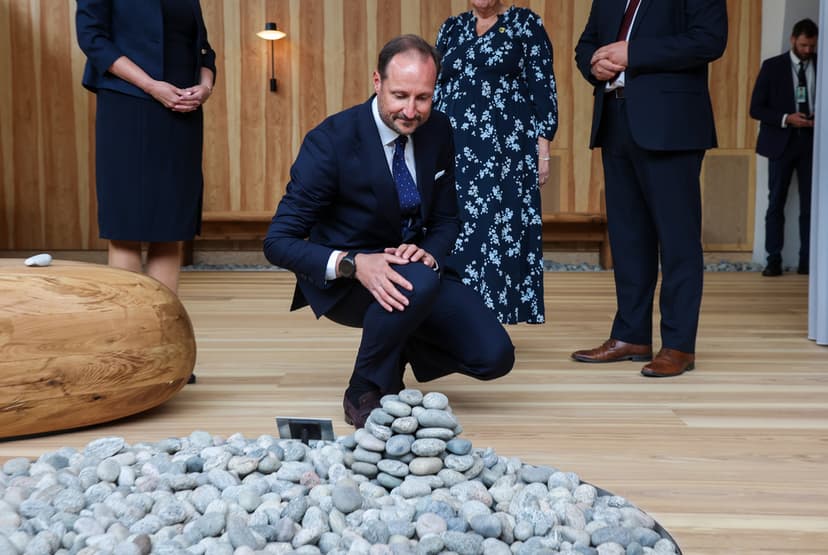Kronprins Haakon vid invigningen av minnesplatsen för terrorattentatet den 22 juli