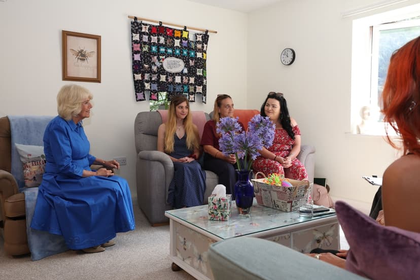 Drottning Camilla hos välgörenhetsorganisationen Emmaus