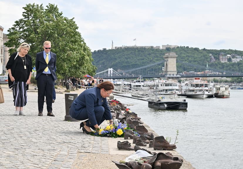 Utrikesministern lämnar blommor vid minnesmärket "Skorna på Donaustranden" i Budapest