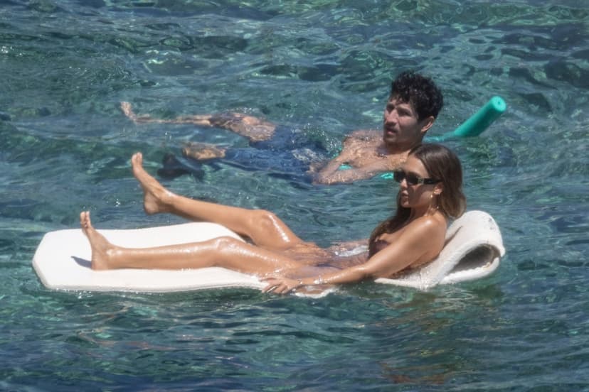Jessica Alba och Danny Ramirez njuter av solen i Italien