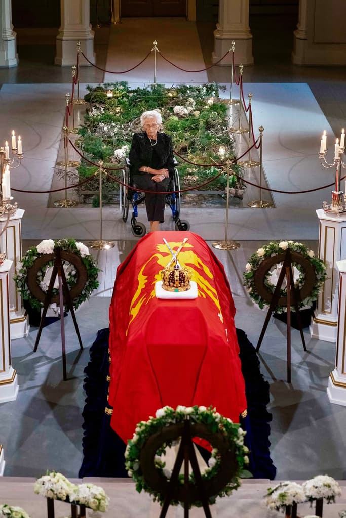 Prinsessan Astrid tar farväl av sin bror kung Harald