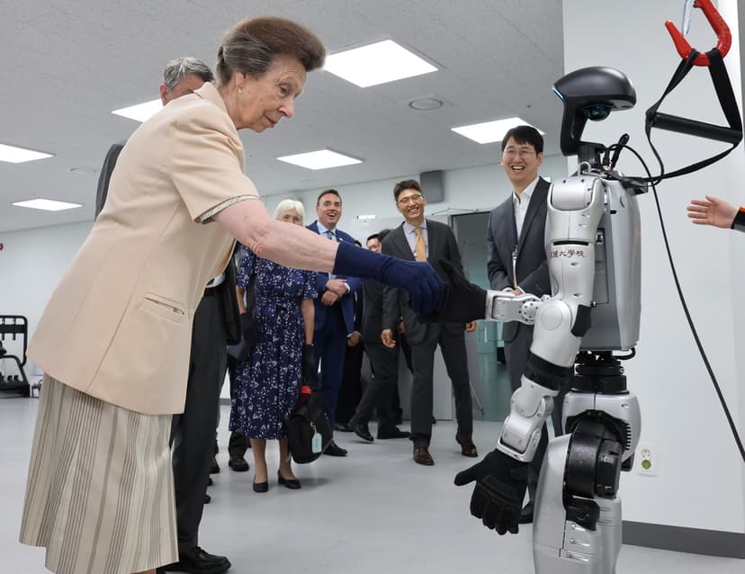 Prinsessan Anne hälsar på en robot