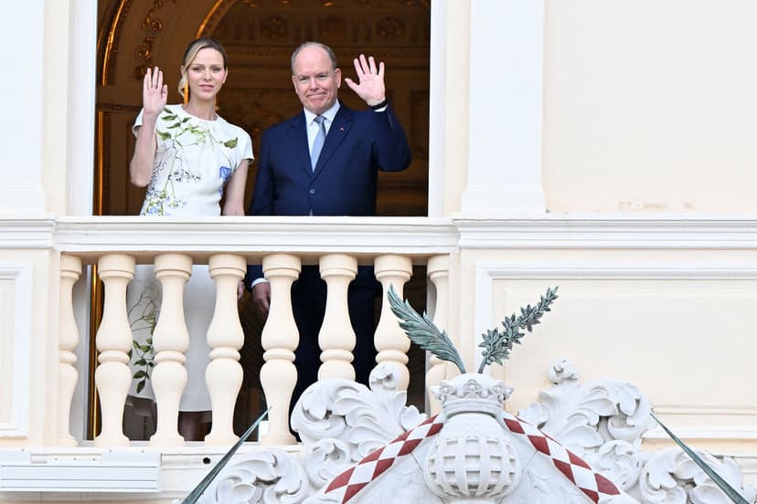 Albert och Charlene av Monaco närvarar vid religiös procession