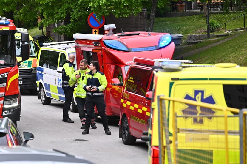 Tre till sjukhus vid lägenhetsbrand