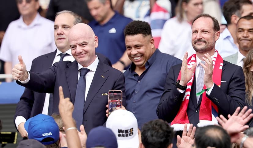 Kronprins Haakon på plats för att se kvartsfinalen Norge-England