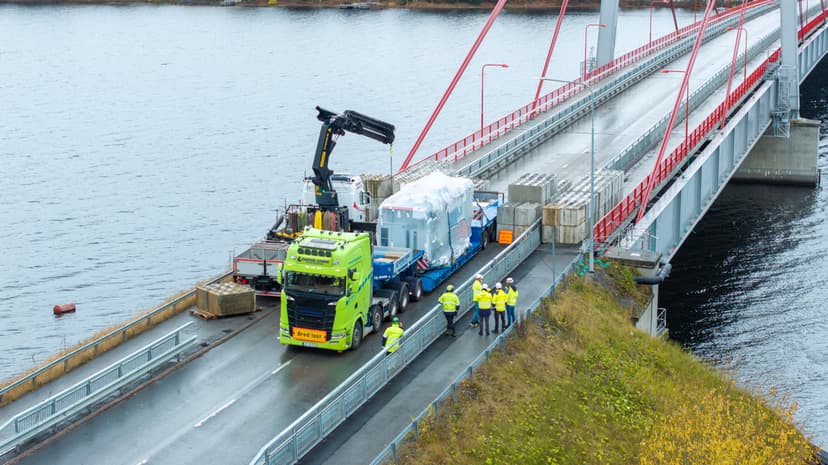Strandade lastbilen borta från Strömsundsbron