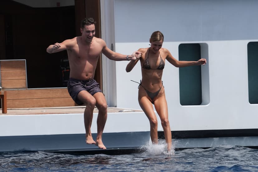 Bella Hadid på lyxyacht med vänner