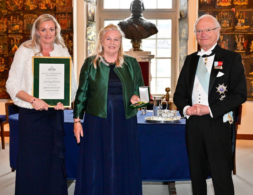 Kung Carl Gustaf delar ut medaljer
