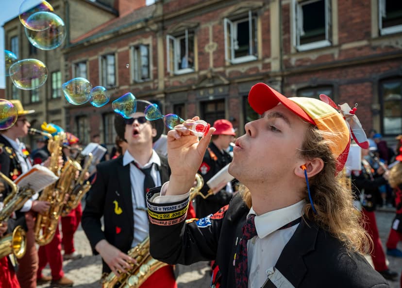 Folkfest i Lund när karnevalen intog stan