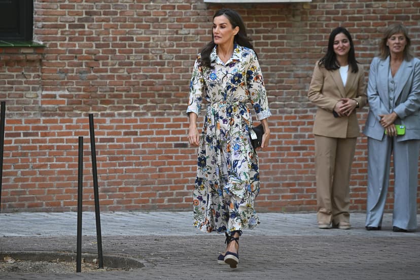 Drottning Letizia på möte i blommig klänning