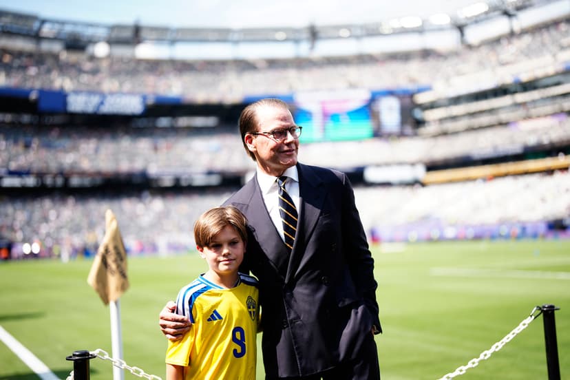 Prins Daniel och prins Oscar på plats inför 16-delsfinalen mellan Frankrike och Sverige
