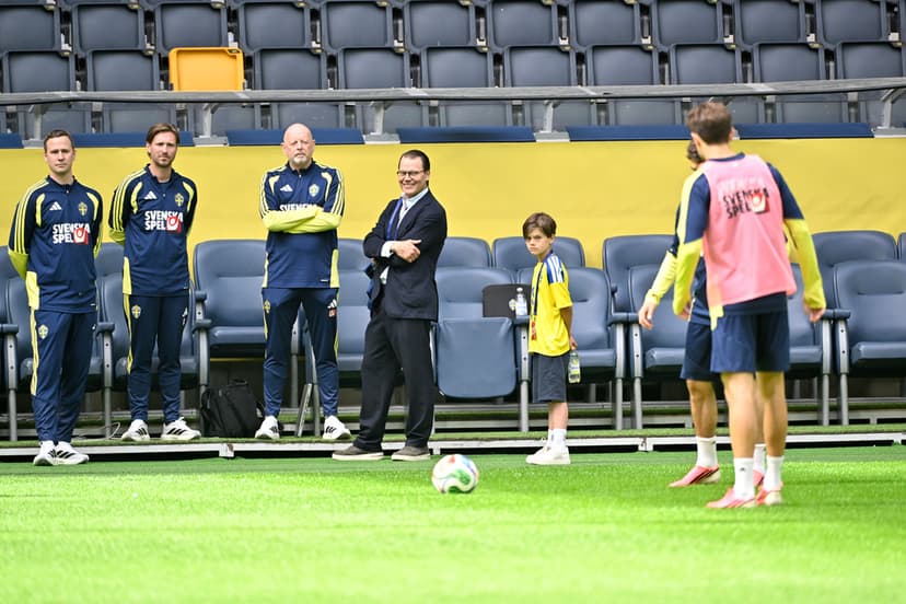Prins Daniel och prins Oscar tittar på när svenska herrlandslaget tränar