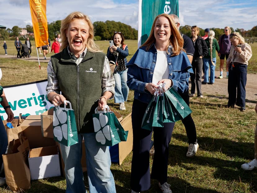 Centerpartiets ledare Elisabeth Thand Ringqvist valspurtar tillsammans Annie Lööf