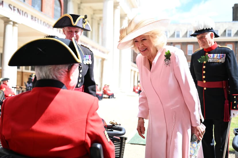 Drottning Camilla besöker Royal Hospital Chelsea i London