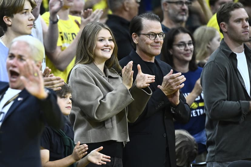 Prins Daniel med barnen på VM-kval i basket