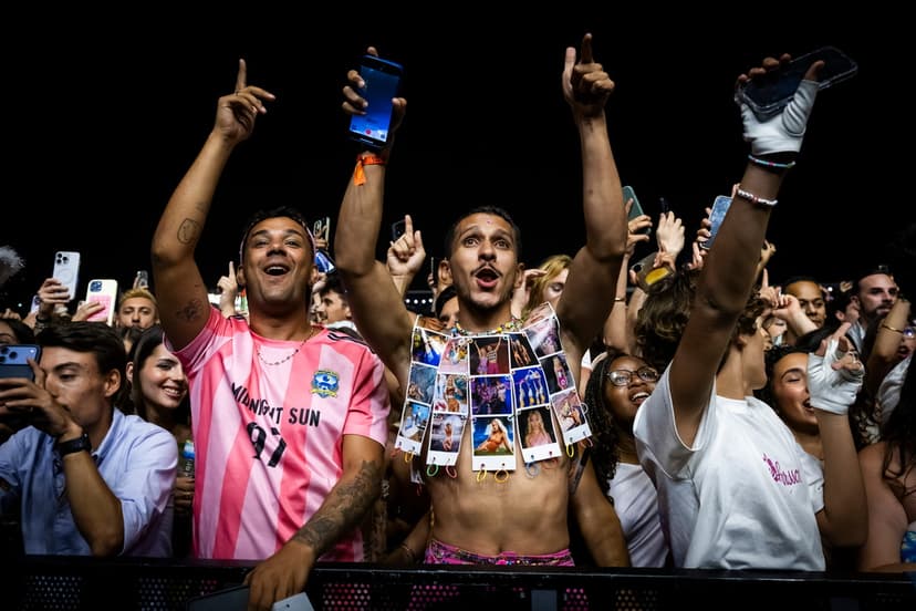Hängivna fans under Zara Larsson konsert i Portugal