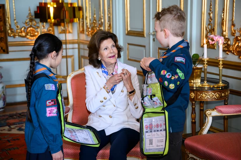 Queen Silvia buys a Mayflower lapel pin