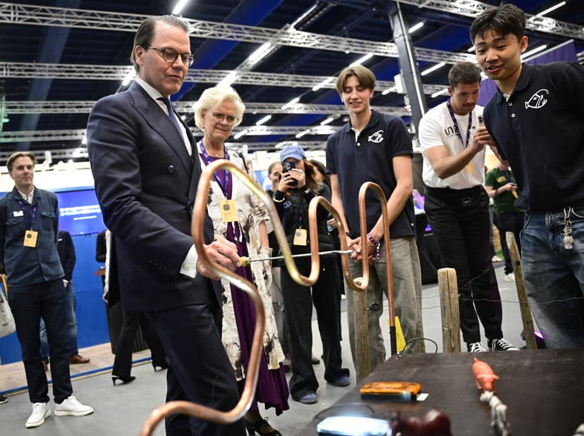 Prince Daniel meets young entrepreneurs