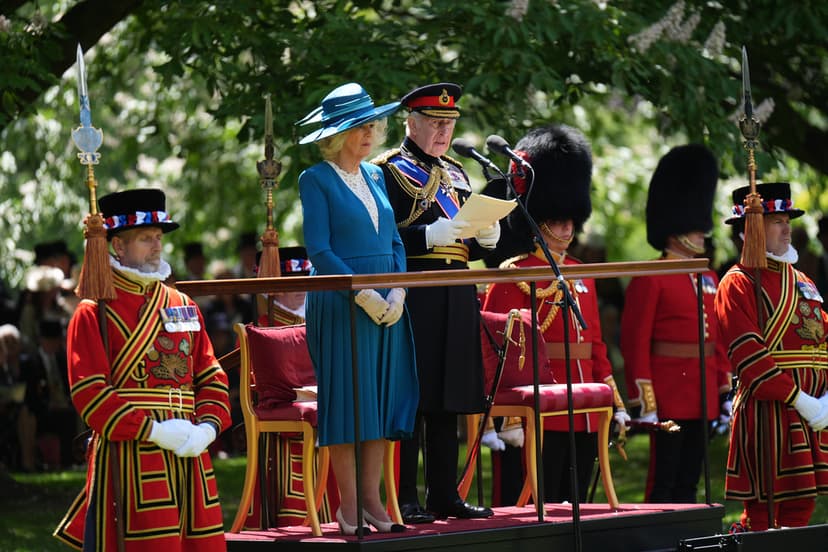 Kung Charles och Camilla besöker Grenadjärgardet