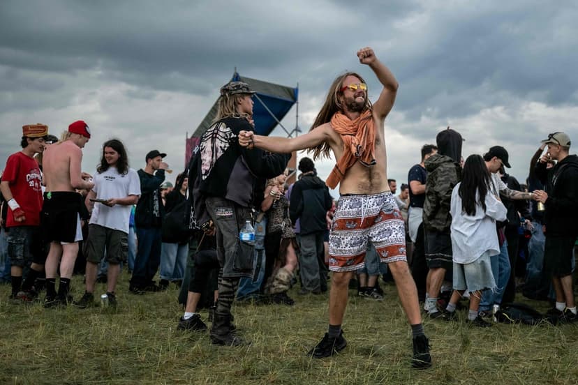 Illegala rejvare dansar på blindgångare i Frankrike