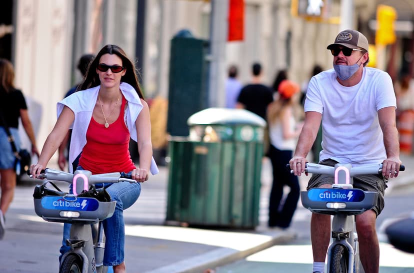 Leonardo DiCaprio och Vittoria Ceretti tar en cykeltur